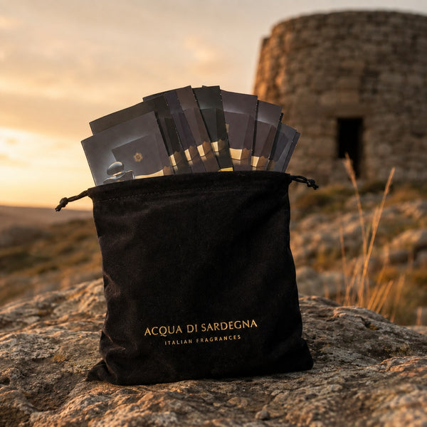 Kit Sandalia Acqua di Sardegna - sacchetto in velluto nero con 7 campioni di profumo della collezione Sandalia