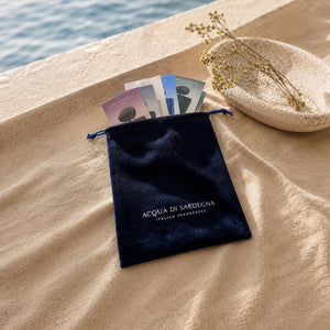 Kit campioni Best Classic Acqua di Sardegna, pochette in velluto blu con cartoncini profumati sul mare della Sardegna
