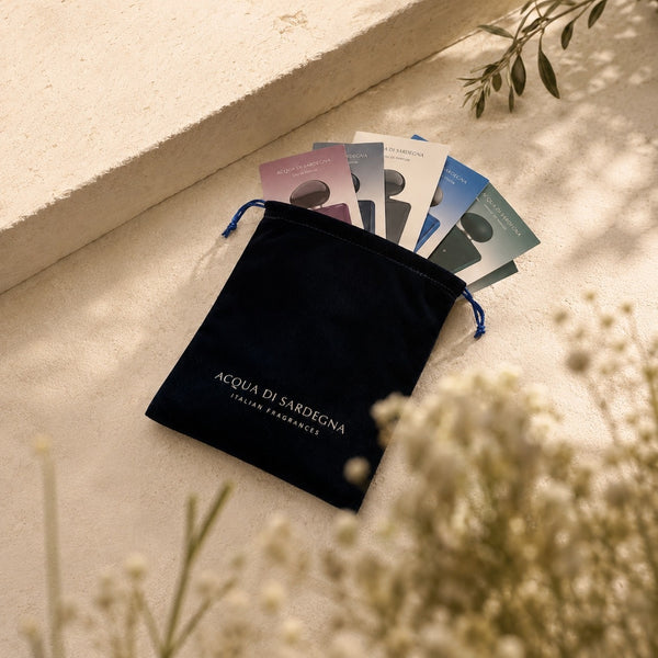 Pochette in velluto blu del kit campioni Best Classic Acqua di Sardegna, su pietra con ramo d'ulivo