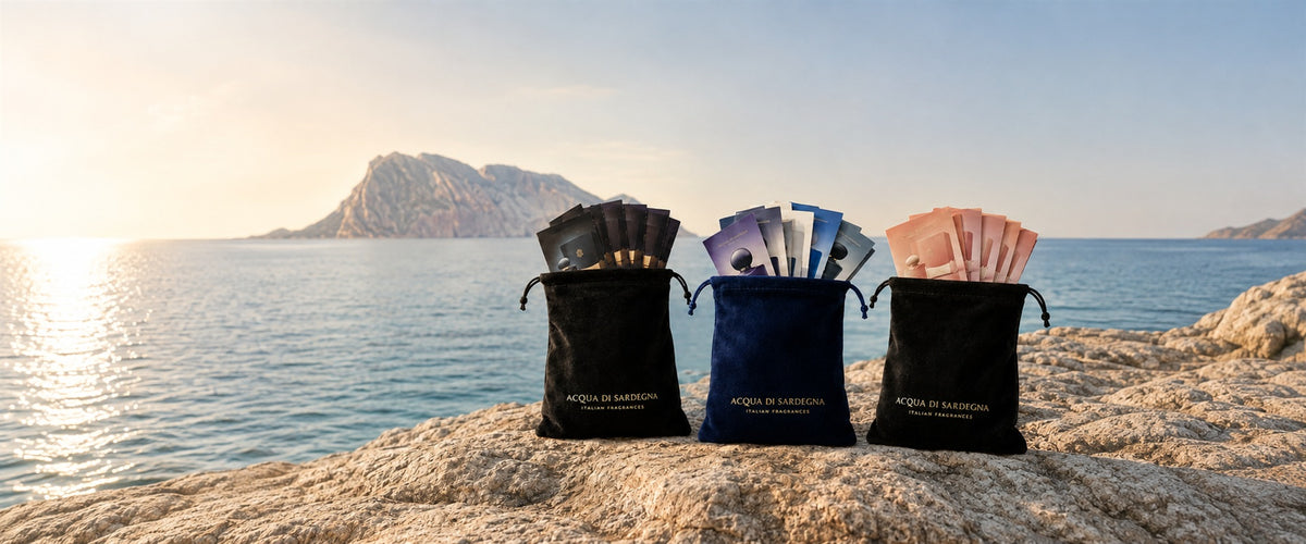 Kit campioni Acqua di Sardegna: i tre kit in pochette di velluto sulla roccia, davanti al mare e all isola di Tavolara